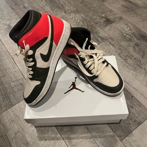 2021
Wmns Air Jordan 1 Mid SE 'Newsprint'.  AIR JORDAN SNEAKERS
Nike 2021